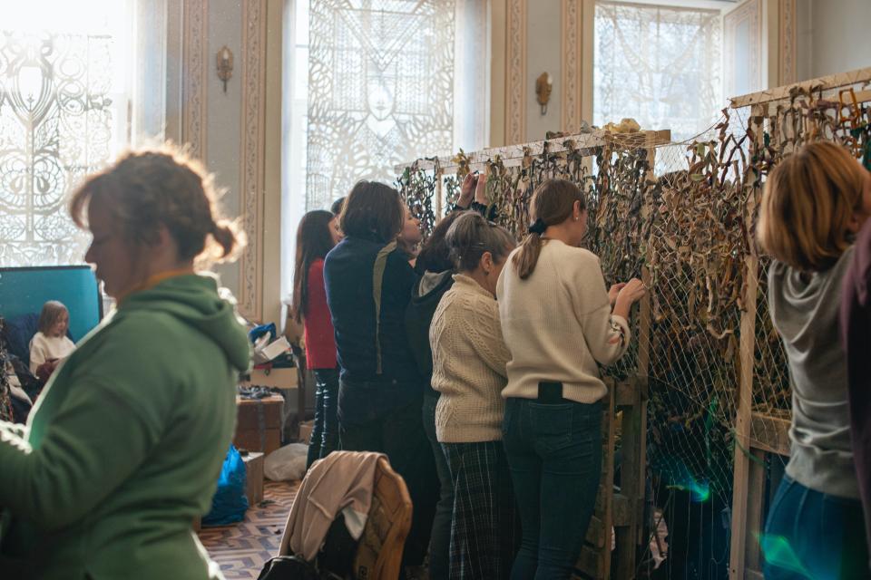 Weaving camouflage nets